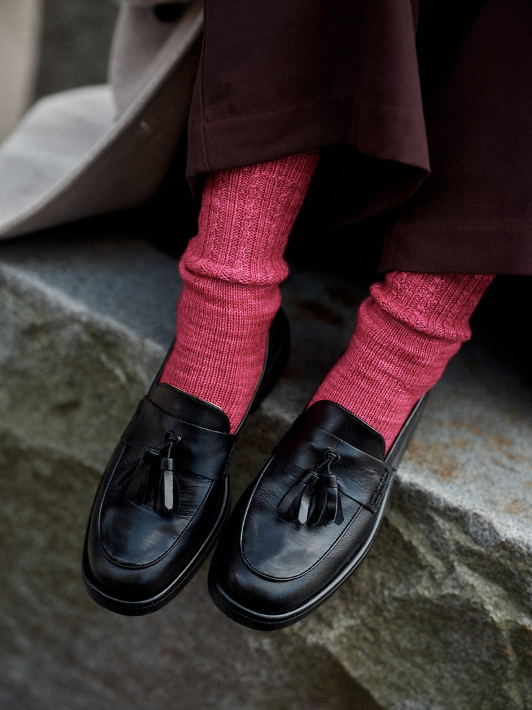 Foundations de Sari Nordlund — calcetines fucsia tejidos a palillos con zapatos negros