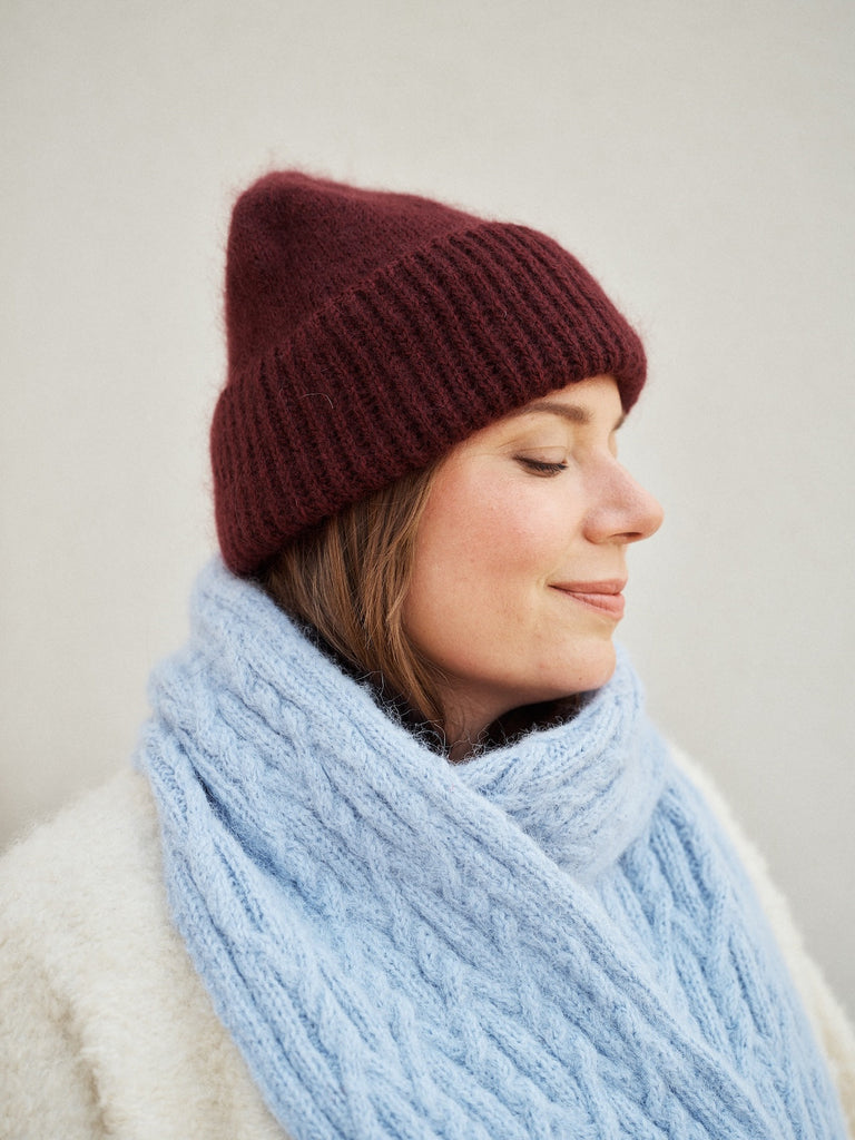 Foundations de Sari Nordlund — gorro burdeos en mohair y bufanda celeste tejida a palillos