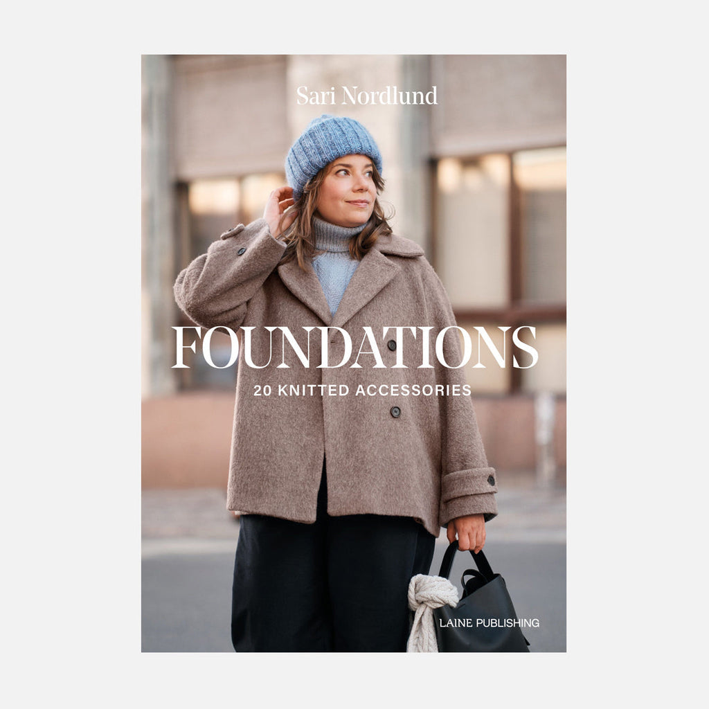 Foundations de Sari Nordlund — portada del libro Laine, con gorro celeste tejido a palillos