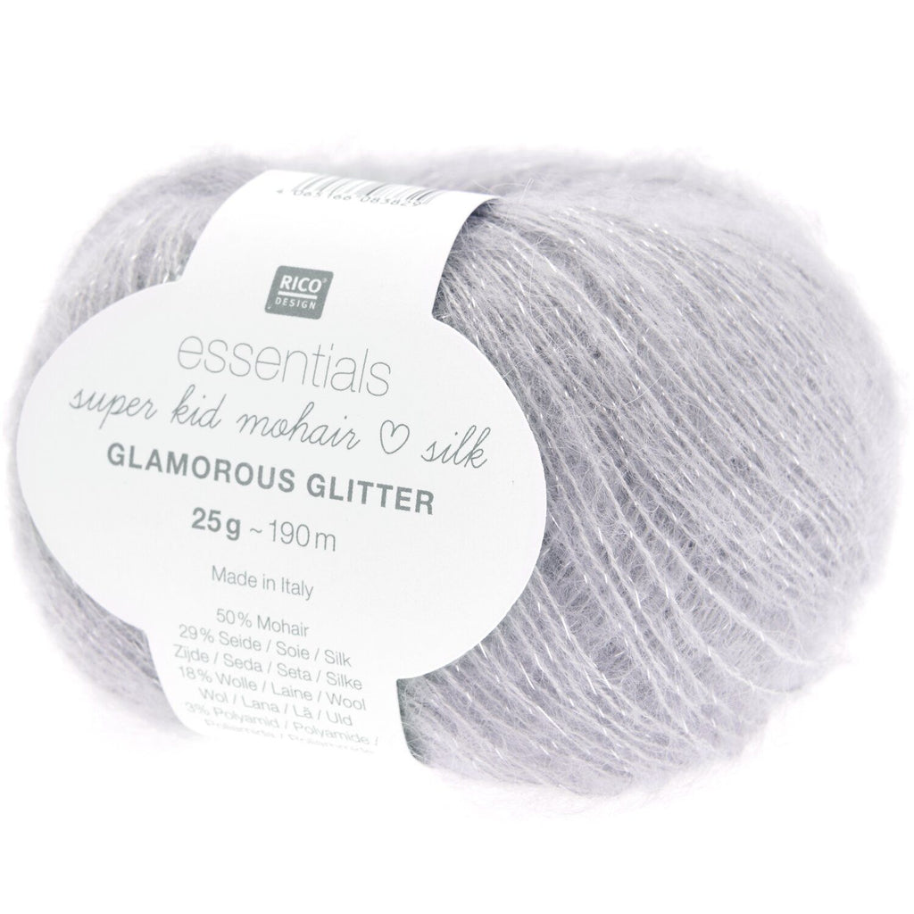 Ovillo de hilado fino Essentials Super Kid Mohair Loves Silk Glamorous Glitter de Rico Design de 25 gramos, 190 metros y color lavanda mostrando su suave textura peluda entrelazada con una hebra brillante.