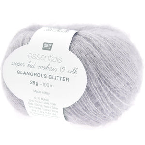 Ovillo de hilado fino Essentials Super Kid Mohair Loves Silk Glamorous Glitter de Rico Design de 25 gramos, 190 metros y color lavanda mostrando su suave textura peluda entrelazada con una hebra brillante.