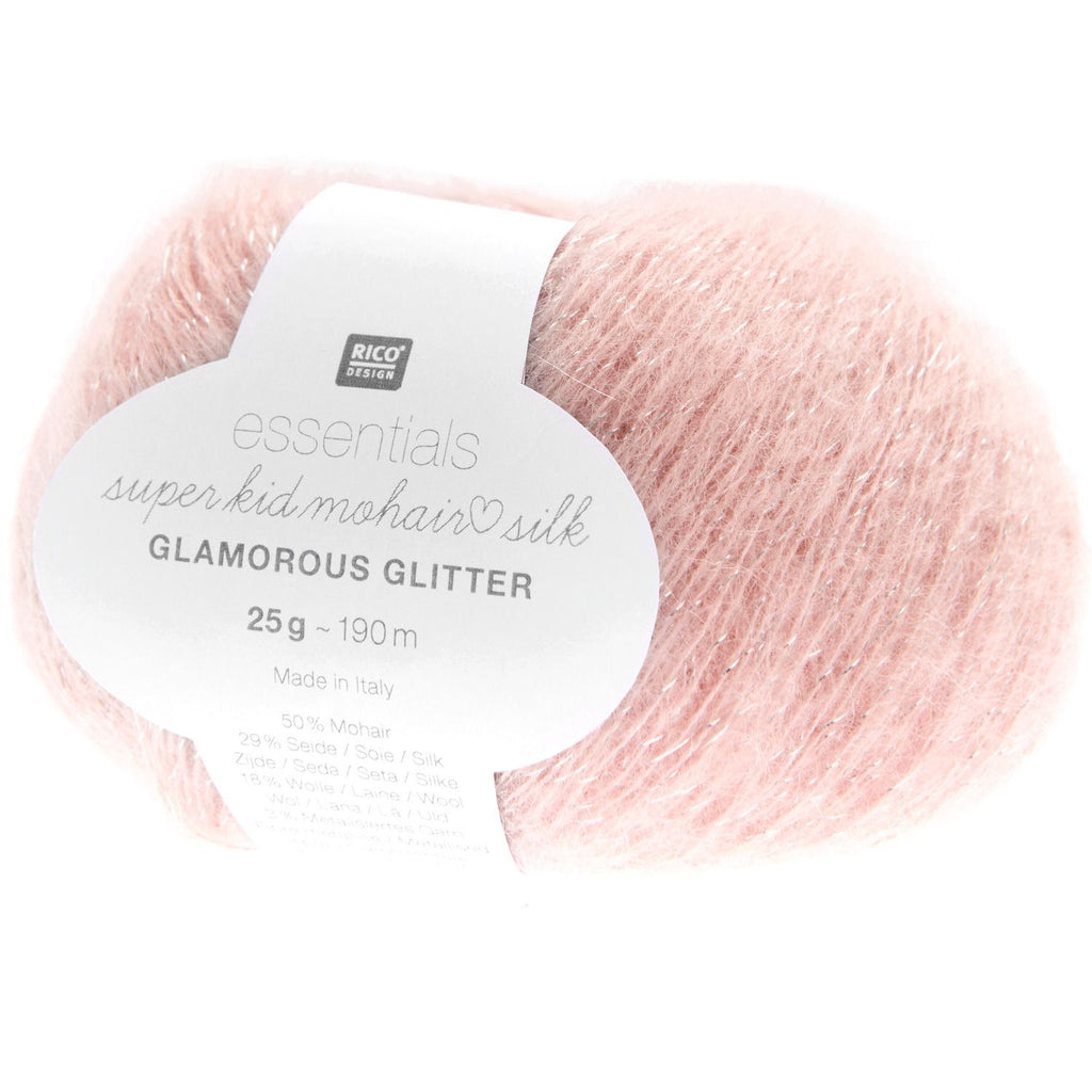 Ovillo de hilado fino Essentials Super Kid Mohair Loves Silk Glamorous Glitter de Rico Design de 25 gramos-190 metros, color apricot mostrando su suave textura peluda entrelazada con una hebra brillante.