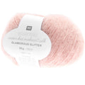 Ovillo de hilado fino Essentials Super Kid Mohair Loves Silk Glamorous Glitter de Rico Design de 25 gramos-190 metros, color apricot mostrando su suave textura peluda entrelazada con una hebra brillante.