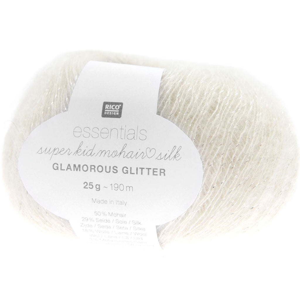 Ovillo de hilado fino Essentials Super Kid Mohair Loves Silk Glamorous Glitter de Rico Design de 25 gramos, 190 metros y color Crema mostrando su suave textura peluda entrelazada con una hebra brillante.