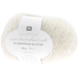 Ovillo de hilado fino Essentials Super Kid Mohair Loves Silk Glamorous Glitter de Rico Design de 25 gramos, 190 metros y color Crema mostrando su suave textura peluda entrelazada con una hebra brillante.