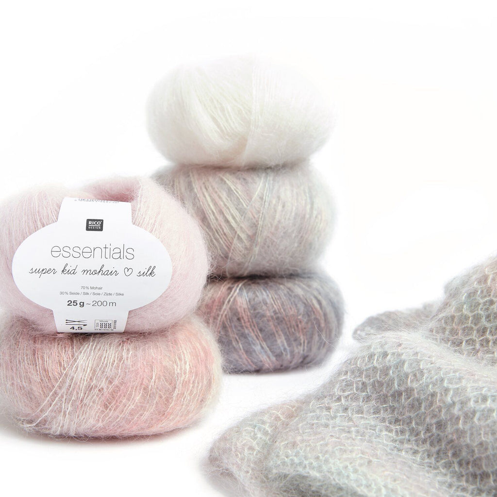Ovillo de hilado fino Essentials Super Kid Mohair Loves Silk Spray de Rico Design de 25 gramos, mostrando su suave textura peluda y su teñido con motitas de color.