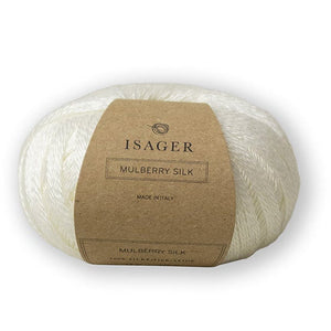 Madeja de hilado Mulberry Silk de la marca danesa Isager, 100% seda pura con hermoso brillo perlado, ideal para tejer chales y acompañar otros hilados a palillos.