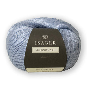 Madeja de hilado Mulberry Silk de la marca danesa Isager, 100% seda pura con hermoso brillo perlado, ideal para tejer chales y acompañar otros hilados a palillos.