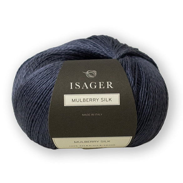 Madeja de hilado Mulberry Silk de la marca danesa Isager, 100% seda pura con hermoso brillo perlado, ideal para tejer chales y acompañar otros hilados a palillos.
