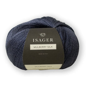 Madeja de hilado Mulberry Silk de la marca danesa Isager, 100% seda pura con hermoso brillo perlado, ideal para tejer chales y acompañar otros hilados a palillos.