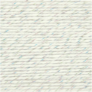 Ovillo de hilo de algodón Ricorumi Twinkly Twinkly de 25 gramos y 52 metros color blanco invierno con brillo de colores azul y fucsia de Rico Design, mostrando su sutil hebra metalizada brillante para amigurumis.