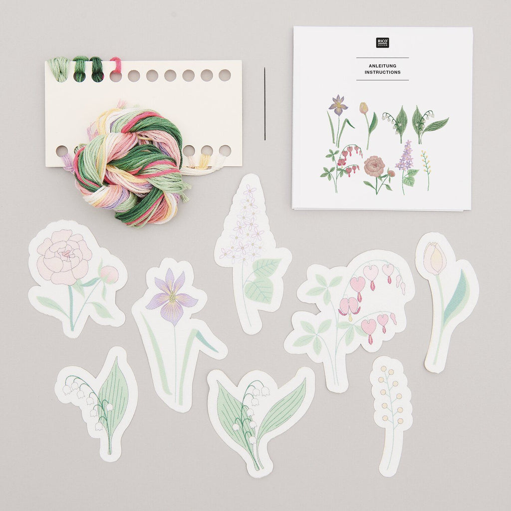 Kit de bordado Stick and Stitch de Rico Design mostrando coloridos parches hidrosolubles de flores XL, hilos de bordar neón y una aguja.
