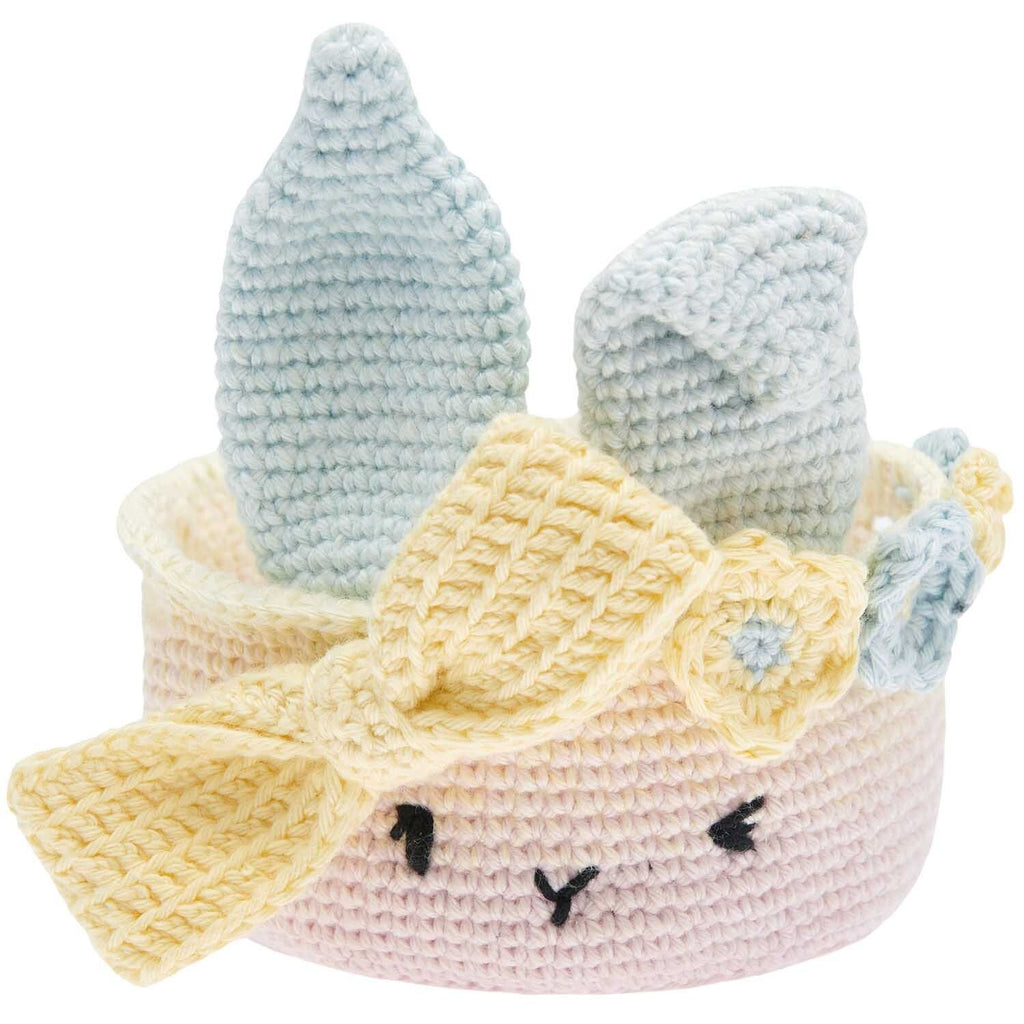 Caja del kit de tejido amigurumi de Rico Design mostrando un pequeño canastito de Pascua tejido a crochet con orejas de conejo y huevitos en tonos pastel.