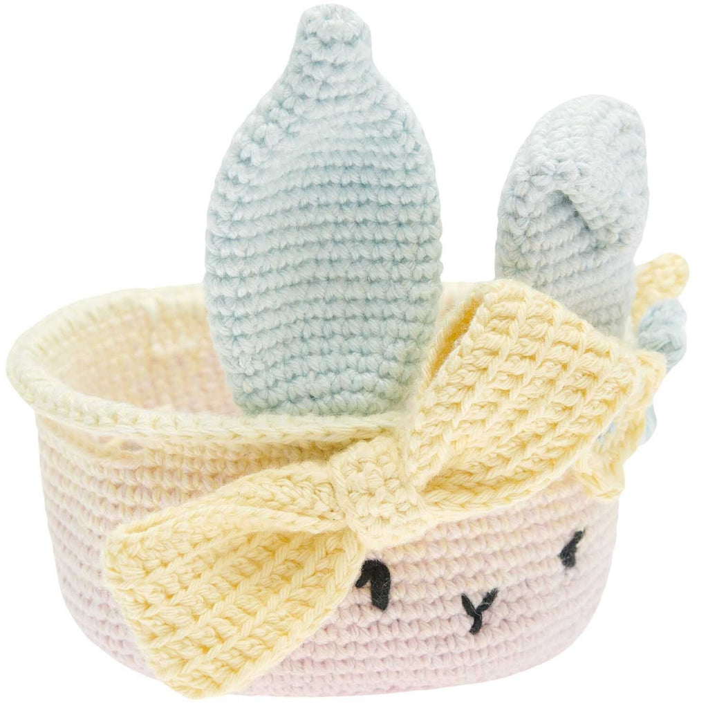 Caja del kit de tejido amigurumi de Rico Design mostrando un pequeño canastito de Pascua tejido a crochet con orejas de conejo y huevitos en tonos pastel.