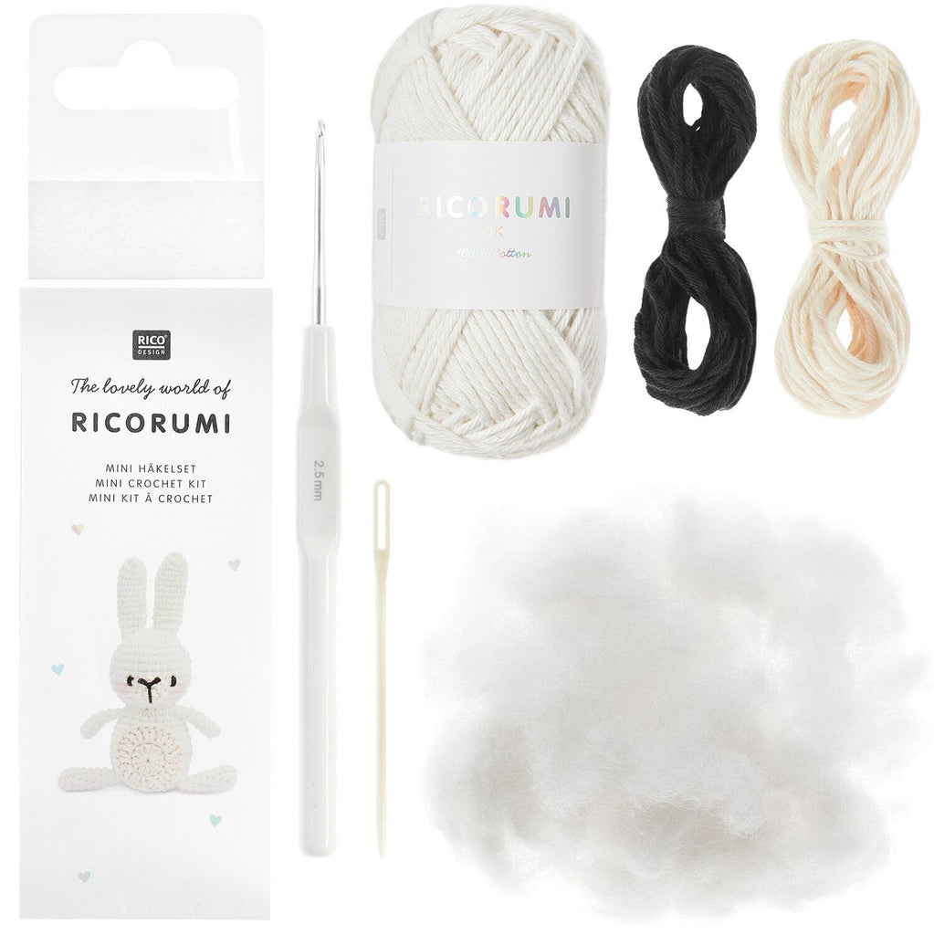 Caja blanca del Kit de tejido Amigurumi Mini Easy de Rico Design mostrando un pequeño conejito tejido a crochet en tonos suaves con orejas largas.