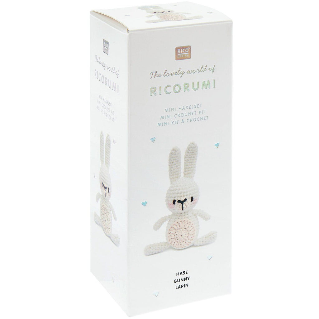 Caja blanca del Kit de tejido Amigurumi Mini Easy de Rico Design mostrando un pequeño conejito tejido a crochet en tonos suaves con orejas largas.