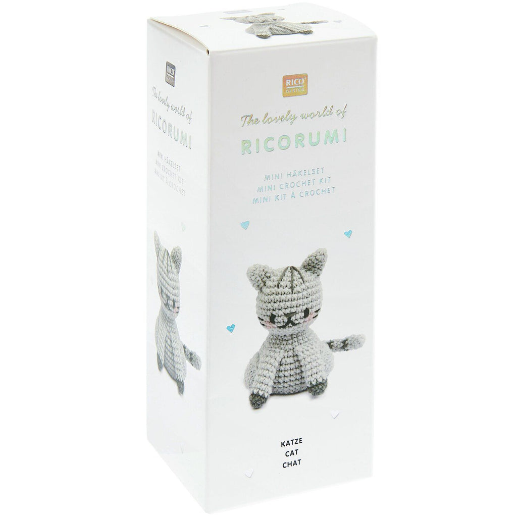 Caja blanca del Kit de tejido Amigurumi Mini Easy de Rico Design mostrando un pequeño gatito tejido a crochet.