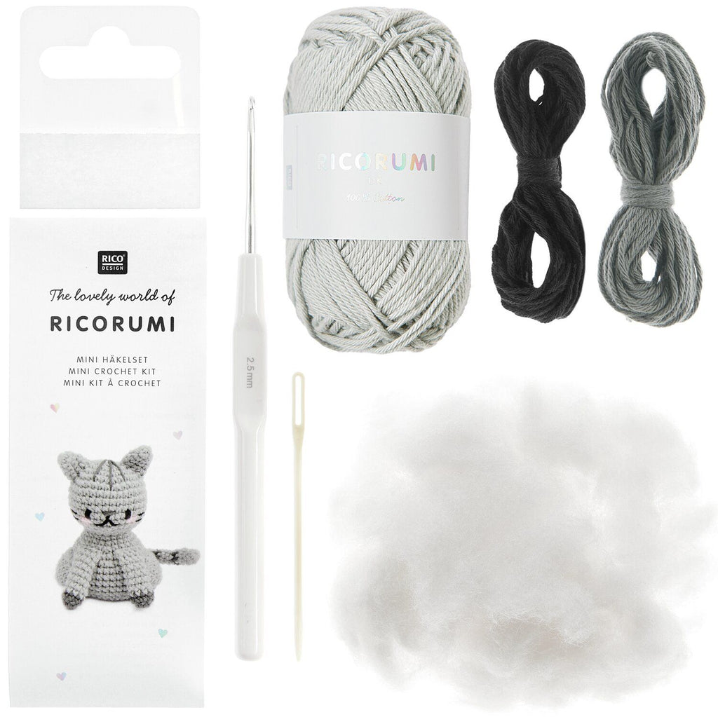 Caja blanca del Kit de tejido Amigurumi Mini Easy de Rico Design mostrando un pequeño gatito tejido a crochet.