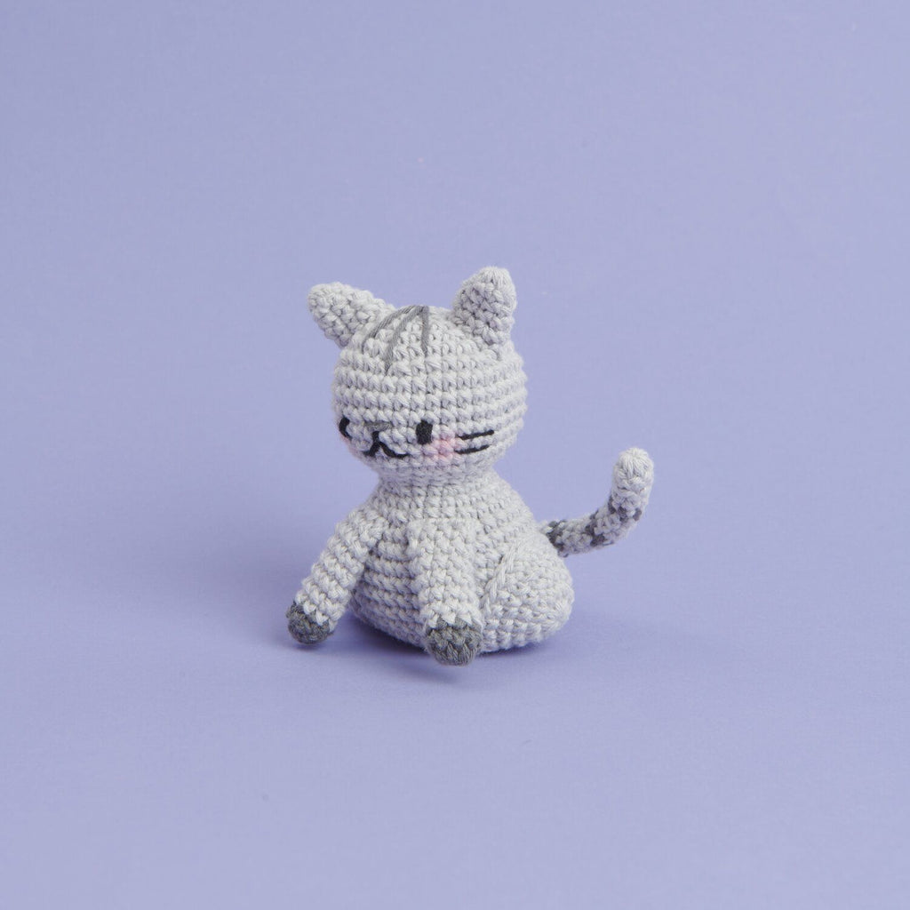  Kit de tejido Amigurumi Mini Easy de Rico Design mostrando un pequeño gatito tejido a crochet.