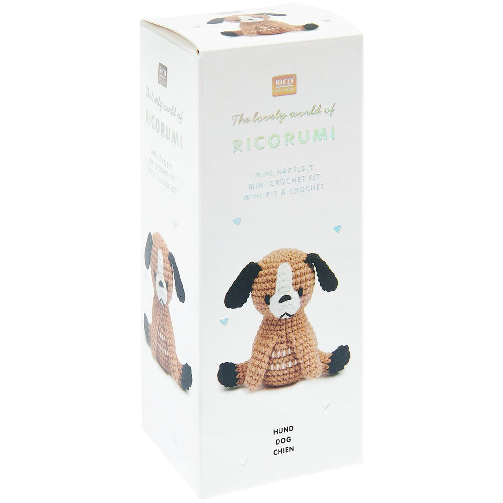 Caja blanca del Kit de tejido Amigurumi Mini Easy de Rico Design mostrando un perro tejido a crochet en color beige con orejas negras.