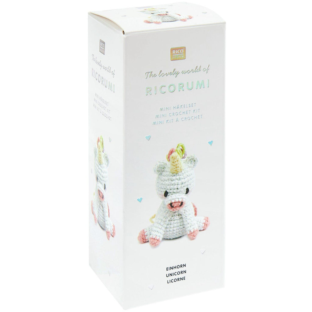Caja blanca del Kit de tejido Amigurumi Mini Easy de Rico Design mostrando un pequeño unicornio tejido a crochet en color blanco con detalles pastel.