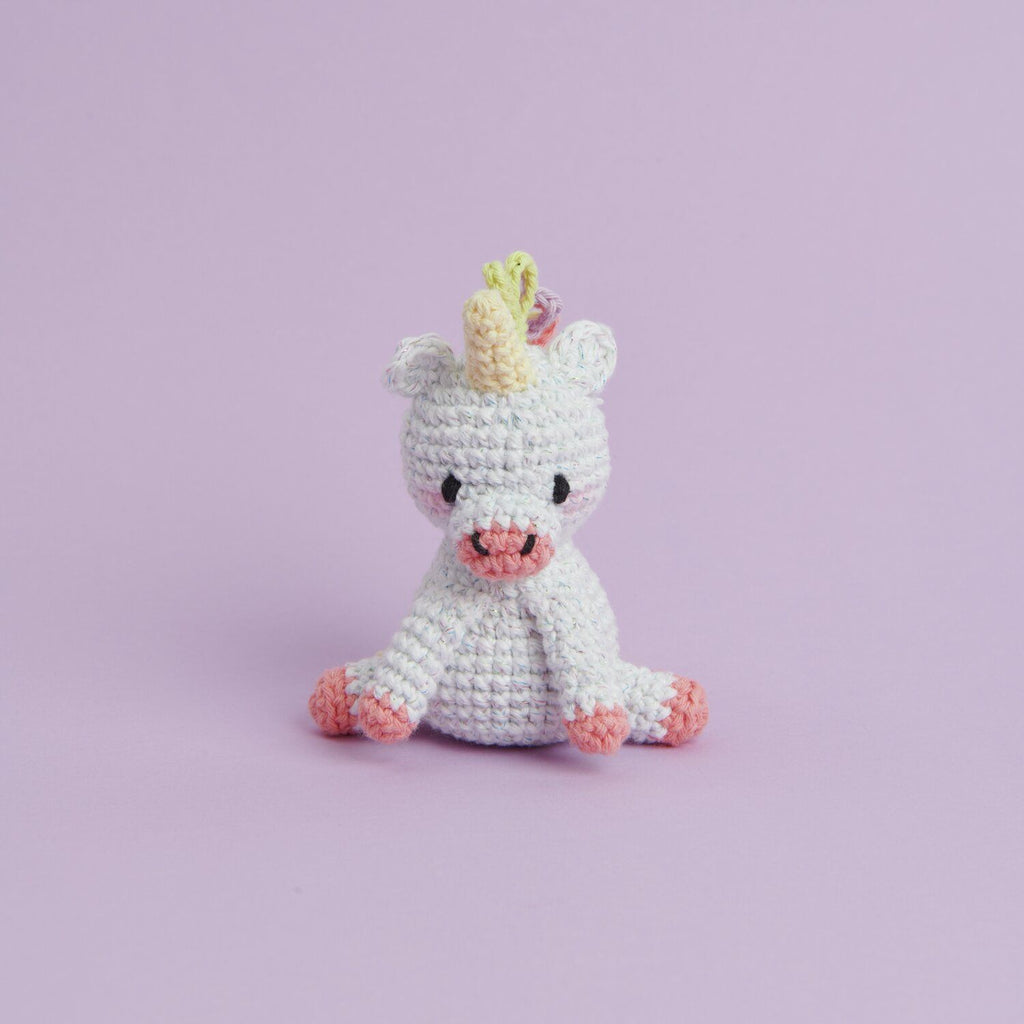 Kit de tejido Amigurumi Mini Easy de Rico Design mostrando un pequeño unicornio tejido a crochet en color blanco con detalles pastel.