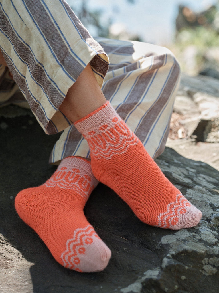 Laine Magazine 28 — calcetines coral con motivo calado, sobre pantalón a rayas
