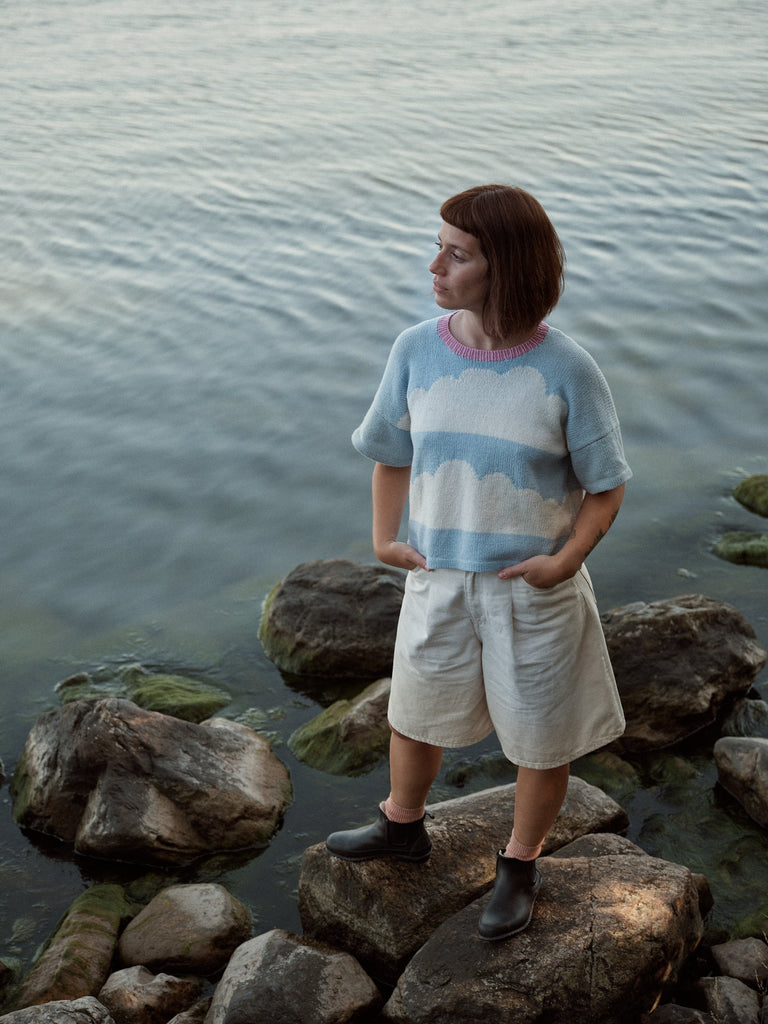 Laine Magazine 28 — camiseta celeste con rayas rosadas, junto al agua
