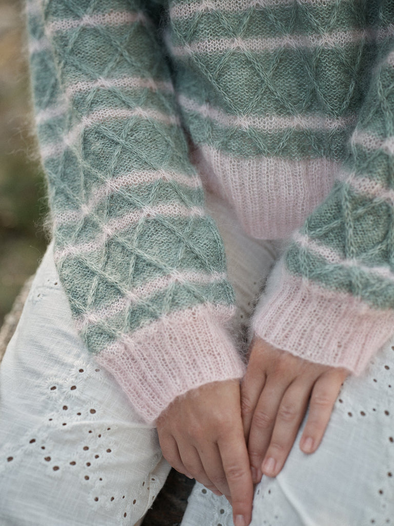 Laine Magazine 28 — detalle de mangas con motivo de rombos en verde y rosa