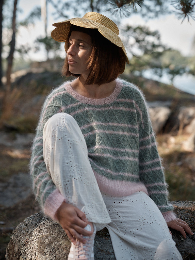 Laine Magazine 28 — suéter con rayas rosa y verde y motivo de rombos