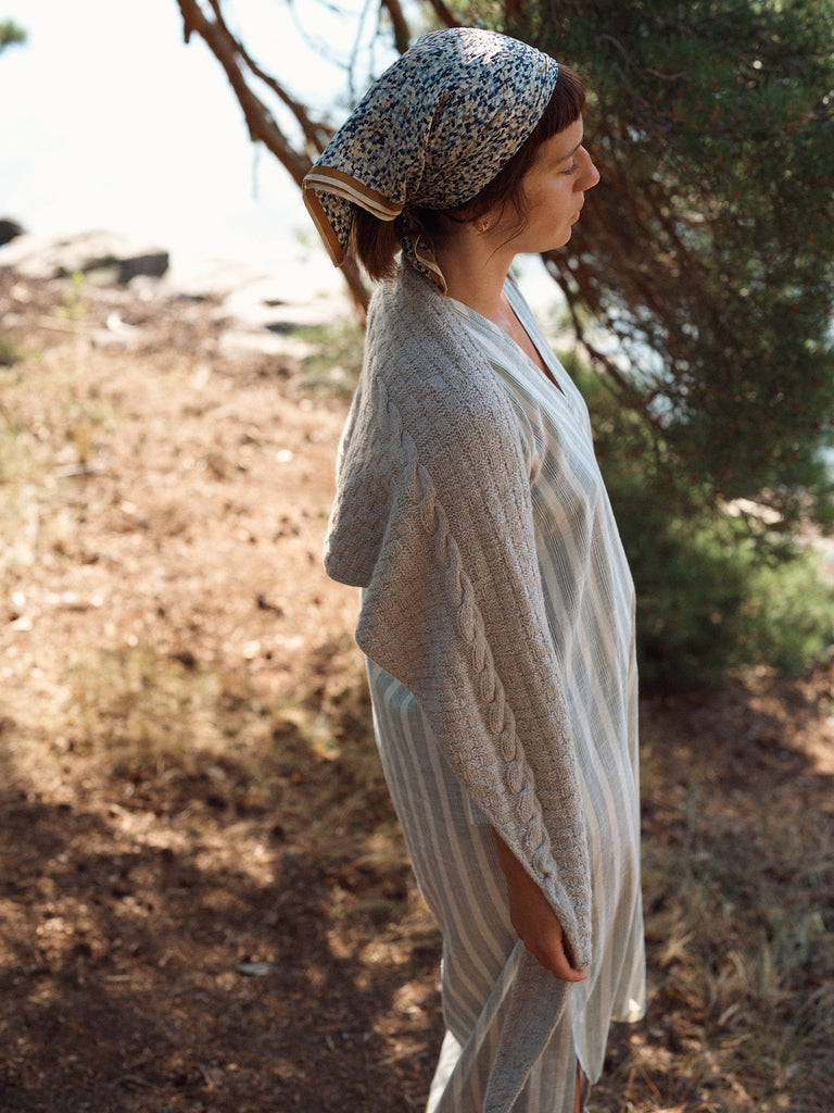 Laine Magazine 28 — top gris de manga corta con pañuelo en la cabeza, de perfil