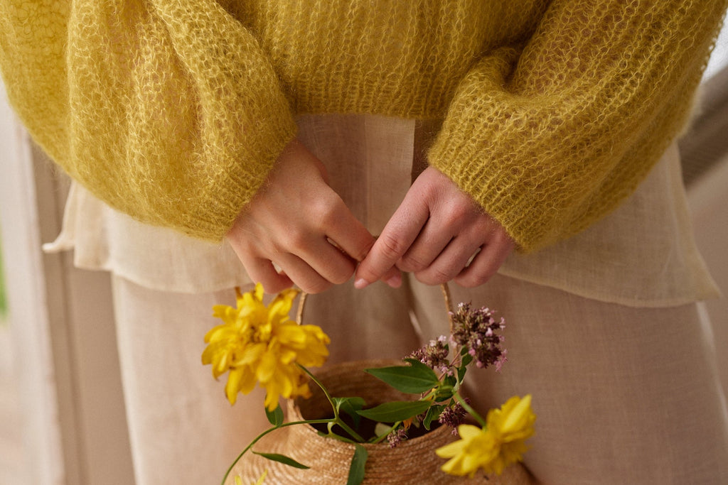Laine Magazine 29 — detalle de suéter amarillo mostaza en mohair
