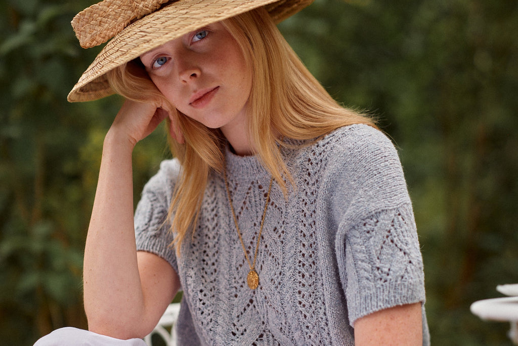 Laine Magazine 29 — top gris azulado de manga corta con encaje