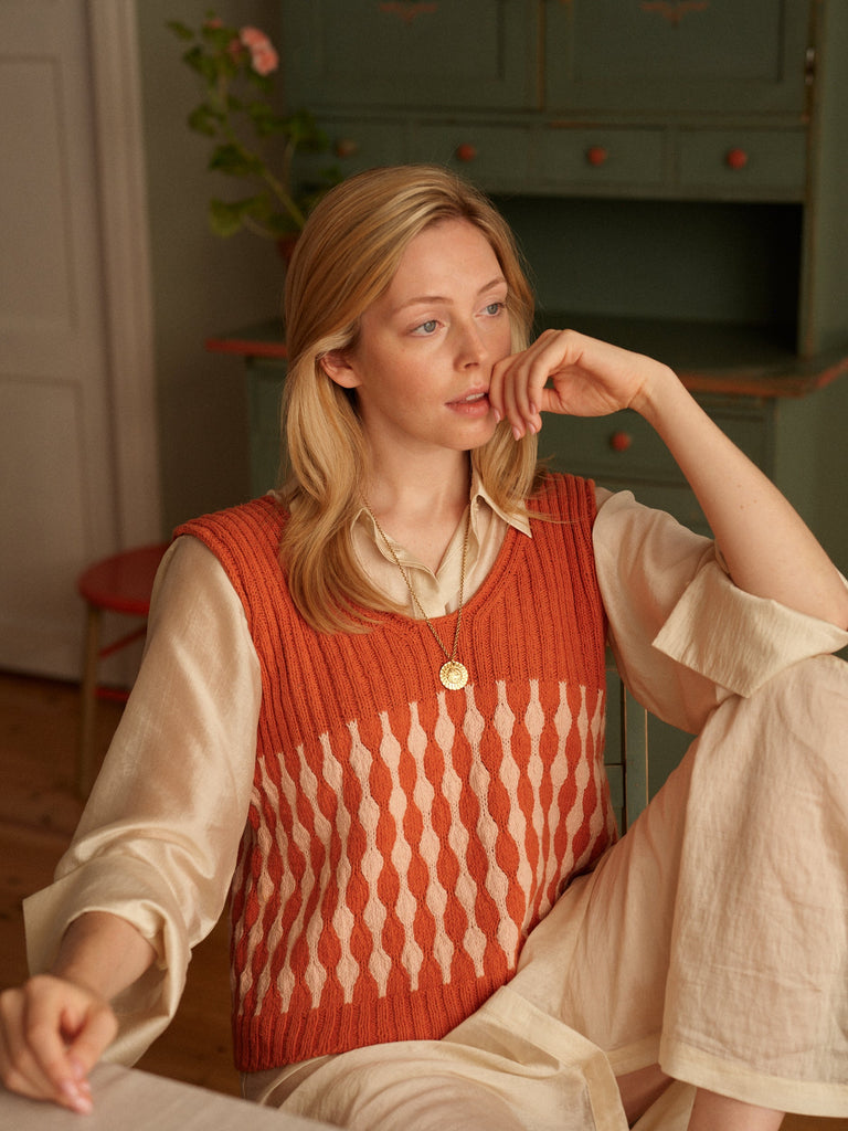 Laine Magazine 29 — top color teja sobre blusa de seda, retrato