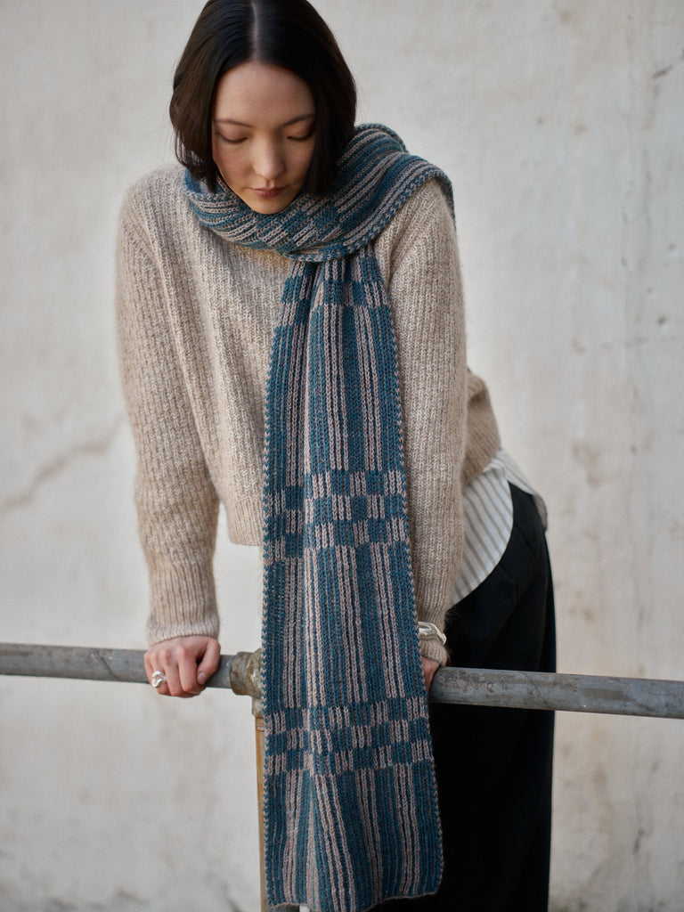 Laine Magazine 30 — chal largo en azul y crudo con motivo de cuadros
