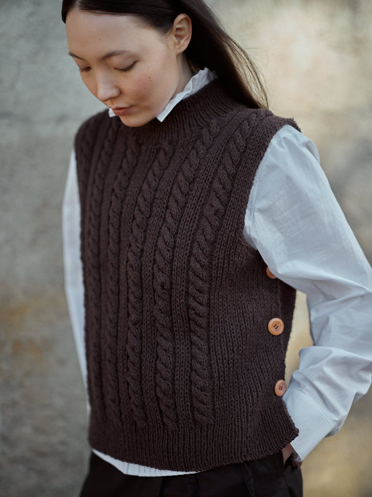 Laine Magazine 30 — chaleco café con trenzas y botones laterales