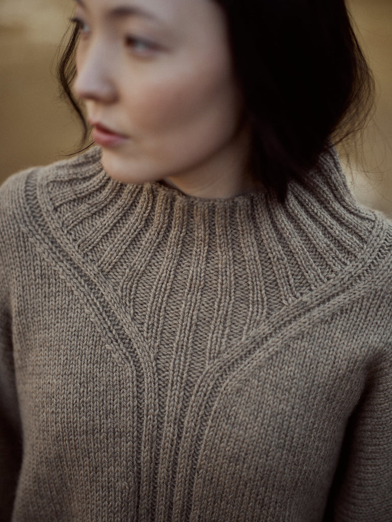 Laine Magazine 30 — detalle de cuello alto en canalé, suéter beige
