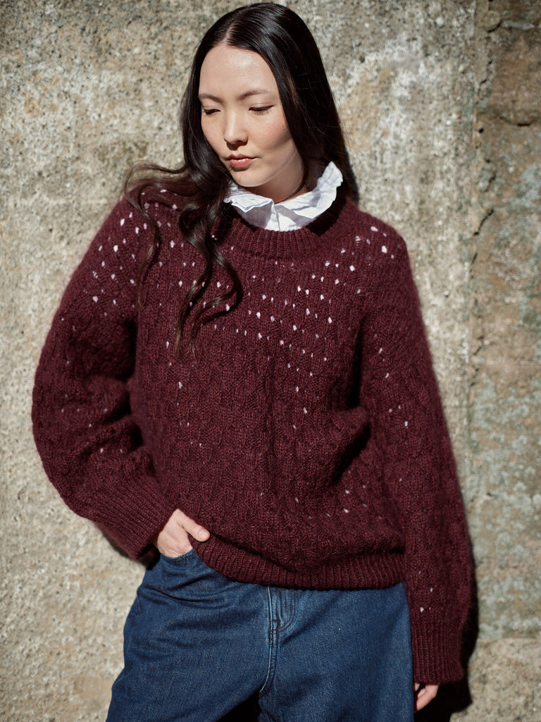 Laine Magazine 30 — suéter burdeos en mohair con punto calado