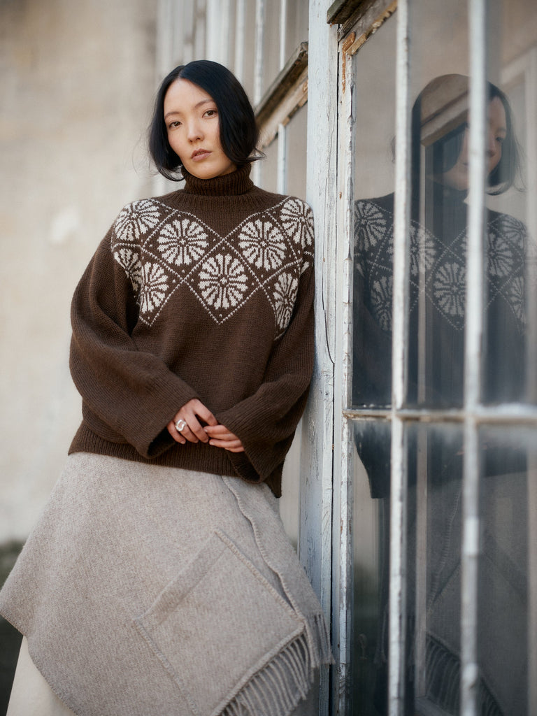 Laine Magazine 30 — suéter café con canesú de colorwork floral