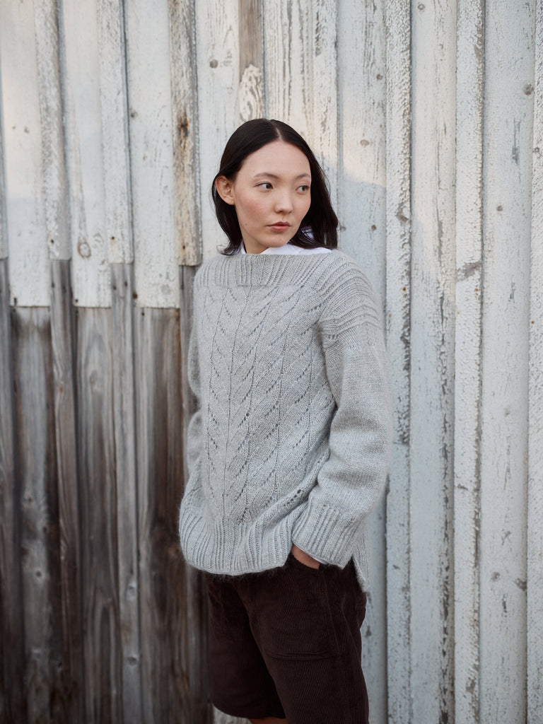 Laine Magazine 30 — suéter gris claro con trenzas
