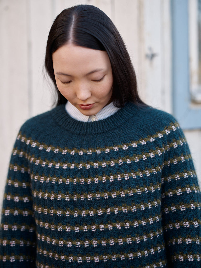 Laine Magazine 30 — suéter verde petróleo con colorwork en franjas