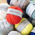 Ovillo de lana Airy Wool Alpaca de la marca japonesa Daruma. Mezcla exclusiva de lana merino y royal baby alpaca en grosor sport, hilada con aire para máxima ligereza.