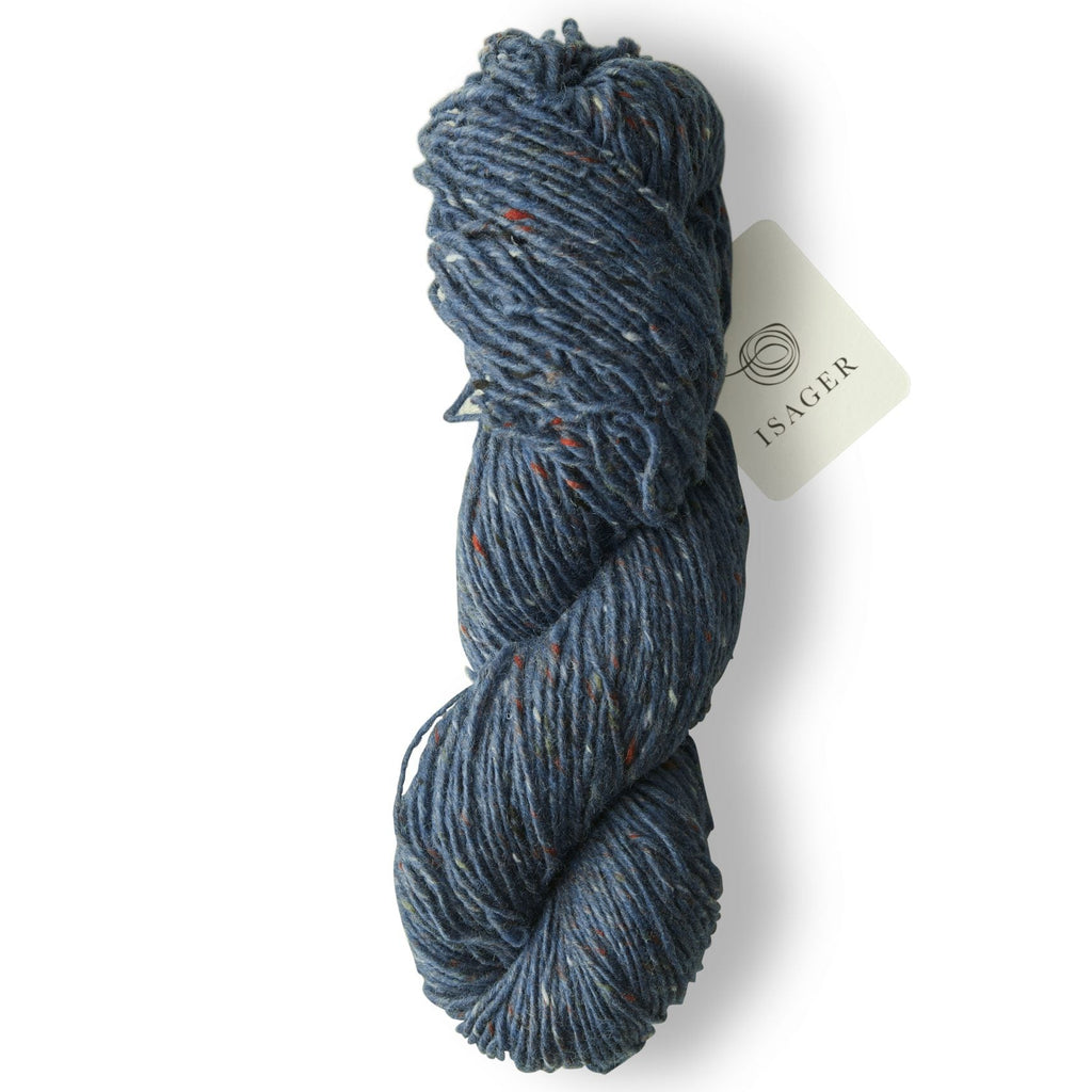 Madeja de lana gruesa Aran Tweed de Isager, hilado rústico 100% natural con pequeñas motitas de color estilo tweed.