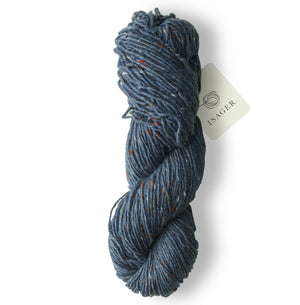 Madeja de lana gruesa Aran Tweed de Isager, hilado rústico 100% natural con pequeñas motitas de color estilo tweed.