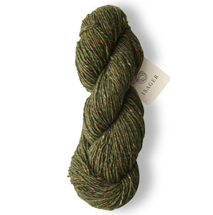 Madeja de lana gruesa Aran Tweed de Isager, hilado rústico 100% natural con pequeñas motitas de color estilo tweed.
