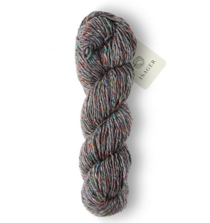 Madeja de lana gruesa Aran Tweed de Isager, hilado rústico 100% natural con pequeñas motitas de color estilo tweed.