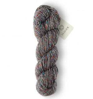 Madeja de lana gruesa Aran Tweed de Isager, hilado rústico 100% natural con pequeñas motitas de color estilo tweed.