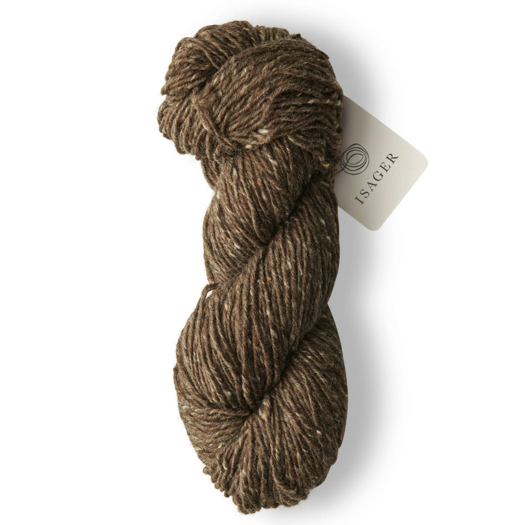 Madeja de lana gruesa Aran Tweed de Isager, hilado rústico 100% natural con pequeñas motitas de color estilo tweed.
