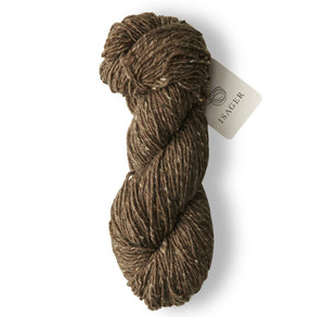 Madeja de lana gruesa Aran Tweed de Isager, hilado rústico 100% natural con pequeñas motitas de color estilo tweed.