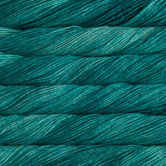 Madeja de lana Silky Merino de Malabrigo teñida a mano. Fina mezcla de una hebra en grosor DK con 51% Seda y 49% Lana Merino, ideal para tejer chales y accesorios.